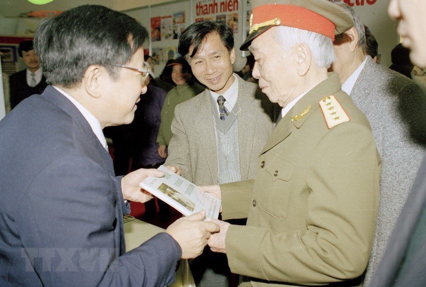 General Vo Nguyen Giap visits the booths displaying VNA publications at the Canh Thin Spring Press Festival, January 28, 2000 (Photo: VNA)