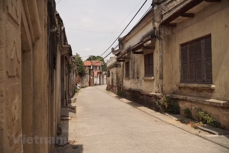 The architecture is purely East Asian, but the old village is compared to "the Western village of Ha Thanh land". Cuu village was set up over 500 years ago. This ancient village is famous for its ancient villas mixed with Vietnamese and French architecture, built in the early twentieth century. Many people call Cuu village the "West village", because the village's architecture is perhaps different and outstandingly beautiful compared to the familiar old villages of the North. Many people still live in old houses of over 100 years old in Cuu Village. However, there are a few abandoned French villas without owners. The abandoned houses are now covered with moss, full of dry leaves in the garden, bare walls and closed gates. When sun rays sparkle, all the space becomes brighter. (Photo: PV/Vietnam+).
