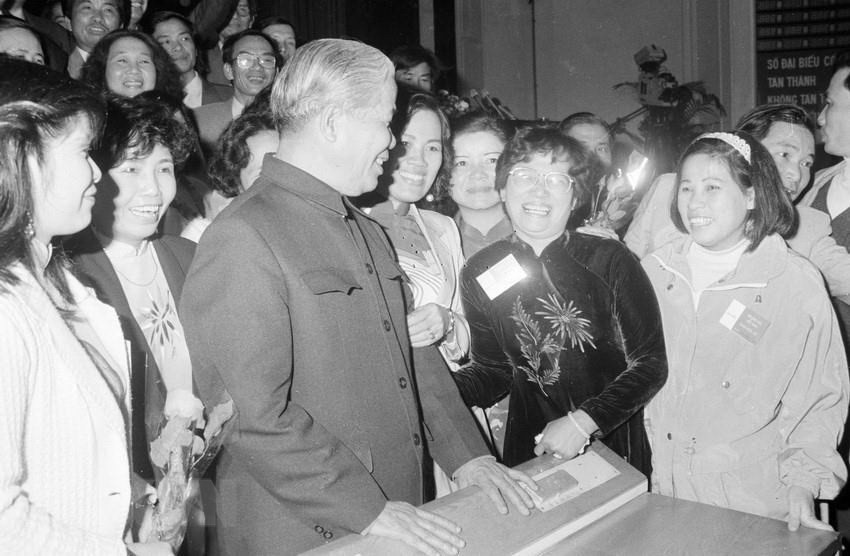 Party General Secretary Do Muoi meets with delegates attending the 6th Congress of the Vietnam Journalists’ Association, held from March 8 to 9, 1995, in Hanoi (Photo: VNA)