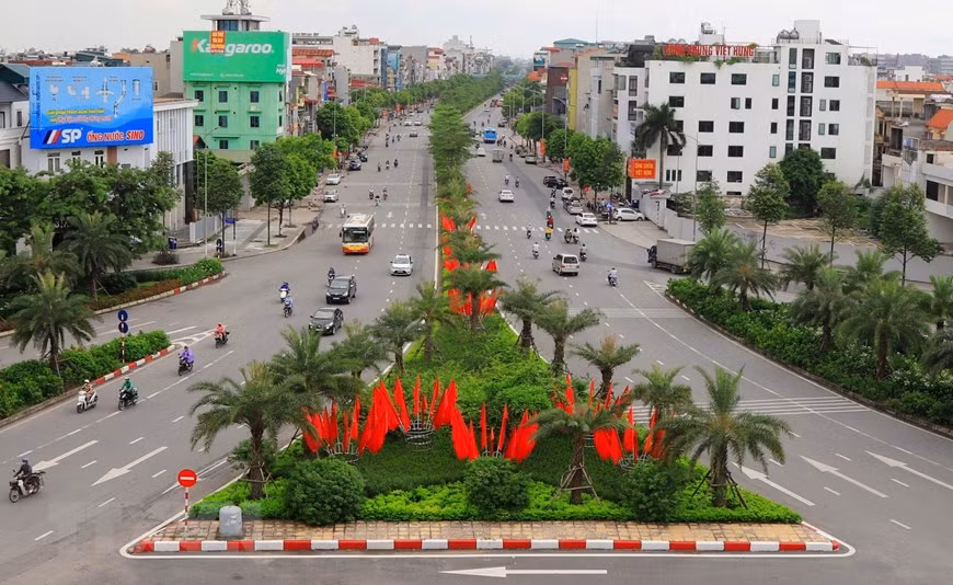 Ngo Gia Tu Street in Long Bien district is decorated with flags and flowers to celebrate the 75th National Day. (Photo: VNA)