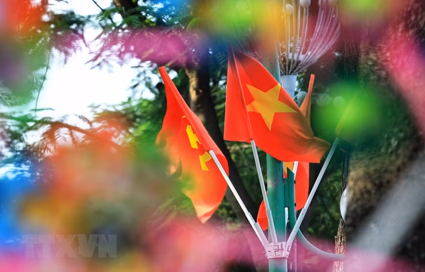 Hanoi streets are decorated with flags, flowers and banners to celebrate the 75th anniversary of National Day (Photo: VNA)