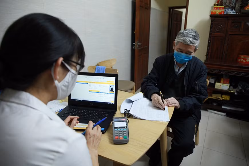Representatives of relevant branches, and organisations at commune, ward and town levels visit each beneficiary's house to check the address and develop a specific payment plan (Photo: Vietnam +)