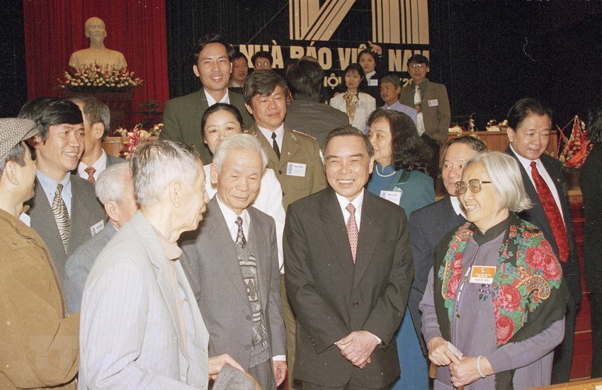 Prime Minister Phan Van Khai meets delegates to the seventh National Congress of Vietnam Journalists’ Association, taking place from March 24-25, 2000 in Hanoi (Photo: VNA)