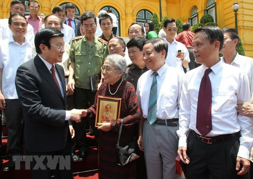 President Truong Tan Sang with representatives of Vietnam Journalists’ Association celebrate the 90th anniversary of the Vietnam Revolutionary Press Day (June 21), June 17, 2015 (Photo:VNA)