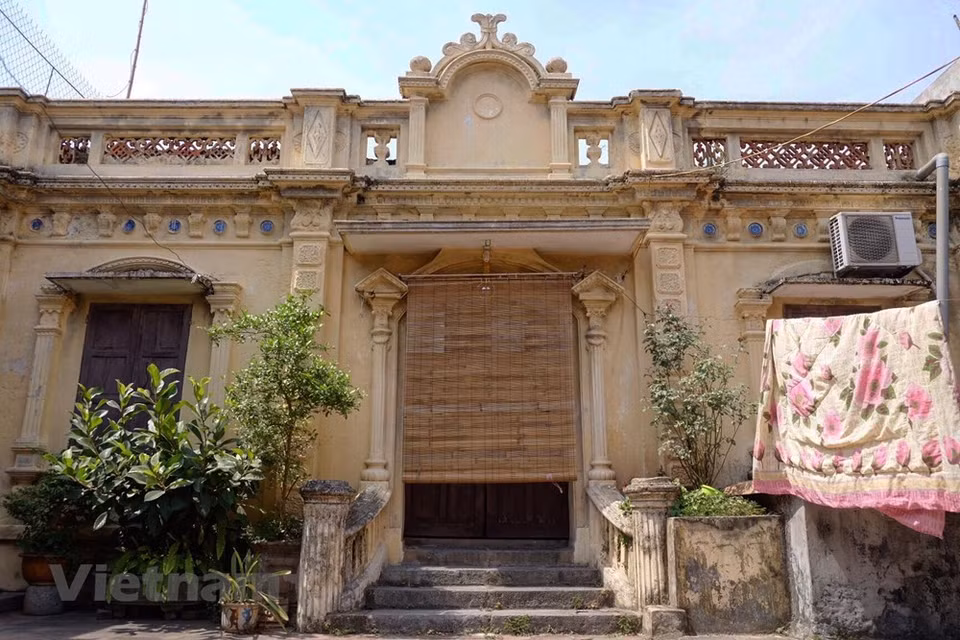 The house over the years still retains somewhat of the ancient features. Many people call Cuu village the "Western village", because the village's architecture is perhaps different and outstandingly beautiful compared to the familiar old villages of the North. During the period from 1920 - 1945, dozens of "villas" of Cuu village were built with arched architecture, flowing roof, ironwood, ... Small details in the house are often decorated with flowers, crane, phoenix.The architecture of the old houses here, going through many ups and downs in time, still retains the ancient and luxurious features hidden behind the yin-yang, red tile roofs combined with delicate carvings and arches.Old people nowadays are mostly attached to agriculture and live in the old village that will be soon forgotten over the years. (Photo: PV/Vietnam+)