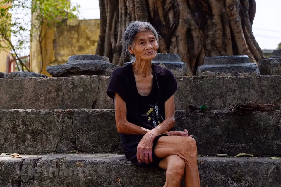 Ms. Thien, a villager, said: "Our children have gone to work far away from home. We stay together at home, sometimes they come back once for a day or two". Cuu Village is an ancient village of Hanoi, in Van Tu Commune, Phu Xuyen District. It is about 40 km of Hanoi. Entering the village entrance, an ancient and nostalgic world opens, attracting visitors into a quiet and peaceful land unlike the bustling town which has noisy and crowded passers-by. Many people still live old houses of over 100 years ago in the Cuu Village. However, there are a few abandoned French villas without owners. The abandoned houses are now covered with moss, full of dry leaves in the garden, bare walls and closed gates. When sun rays sparkle, all the space becomes brighter in the nick of time. (Photo: PV/Vietnam+)