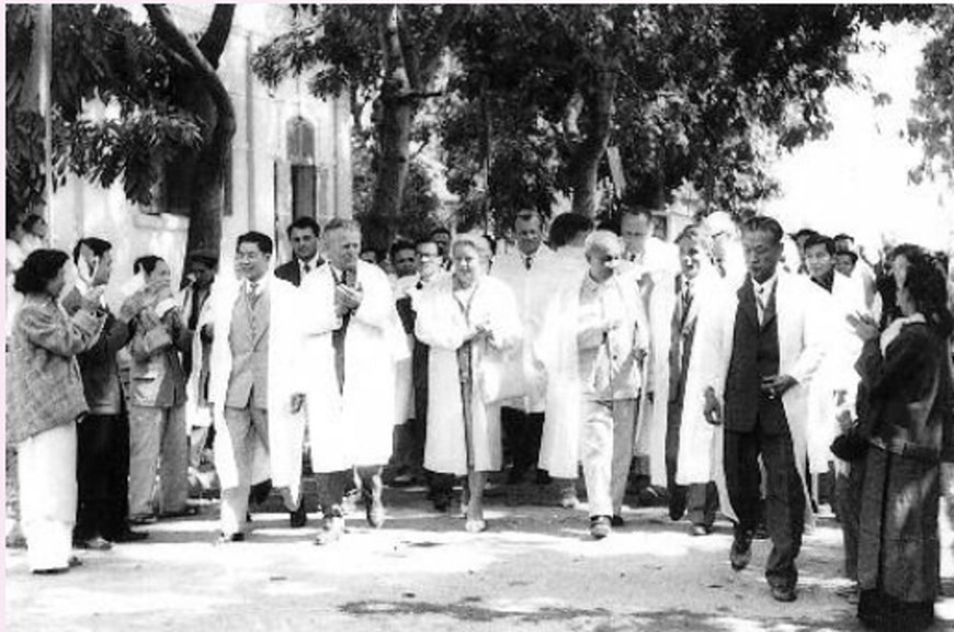 President Ho Chi Minh and the President of the Socialist Republic of Czechoslovakia visit Hai Phong Viet Tiep Friendship Hospital, 1963 (Photo: Archive)