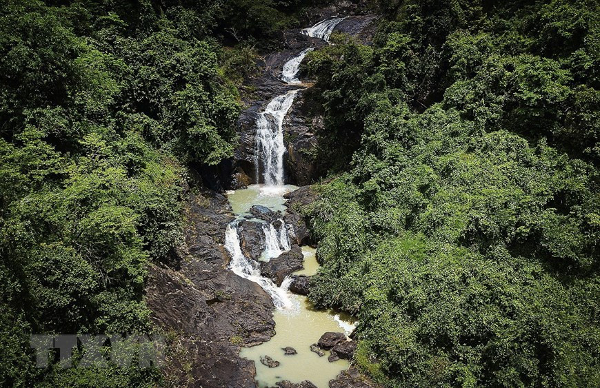 Tai Dai Waterfall - a natural waterfall combined with the surrounding natural mountain landscape (Photo: VNA)