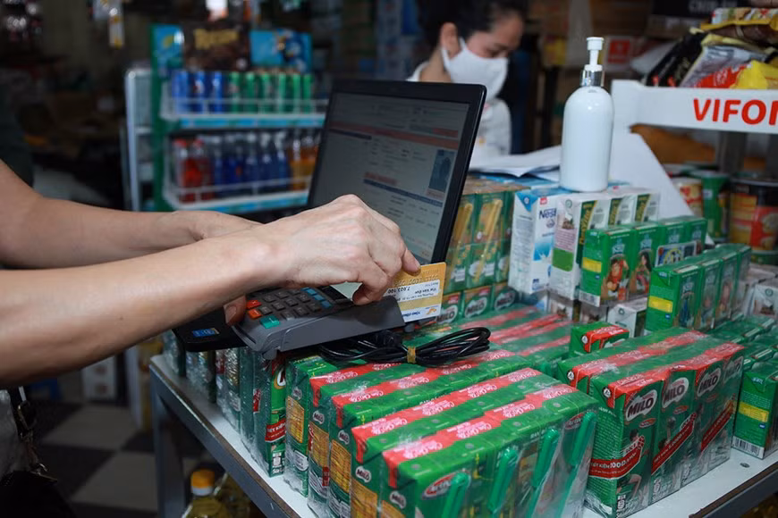 According to statistics, the number of people receiving April and May pension and social insurance allowance in the city is more than 580,000 (Photo: Vietnam +)