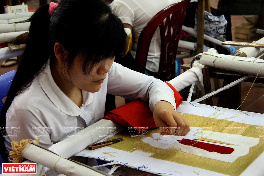 It usually takes the artisans 3-4 days to finish a picture (Photo: VNA)