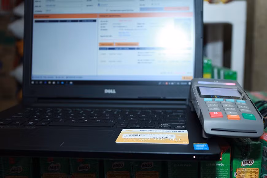 More than 440,000 of whom directly receivein cash, and nearly 140,000 through bank accounts (Photo: Vietnam +)