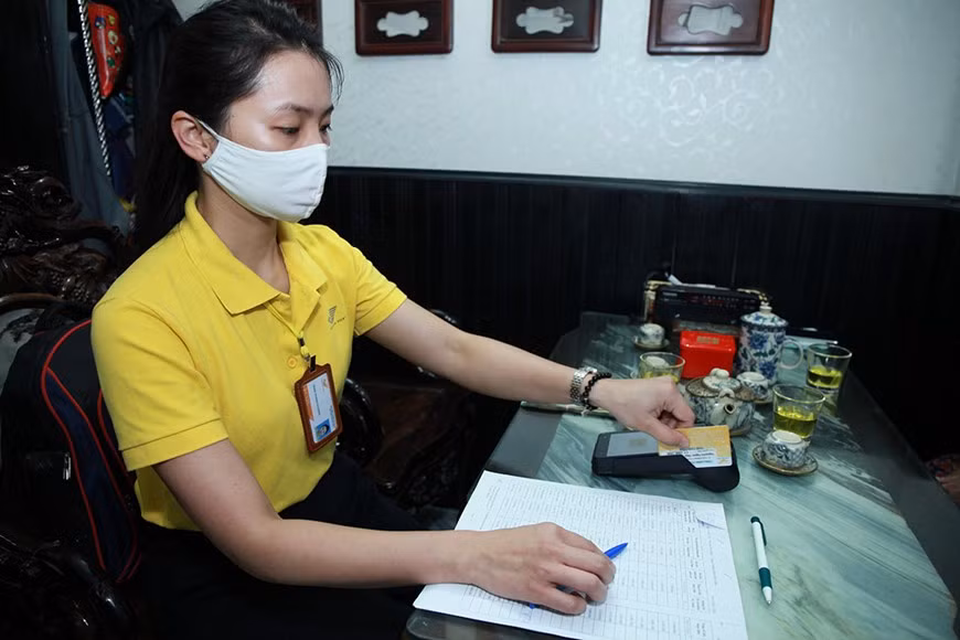 Accordingly, pension and social insurance allowance of April and May are paid at the same time at beneficiaries’ houses (Photo: Vietnam +)