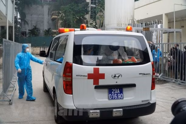 The baby is discharged from the hospital after the hospital took her blood sample for the second test on February 14 and the third on February 17 that came back negative for the coronavirus (Photo: Minh Hieu/Vietnam+)