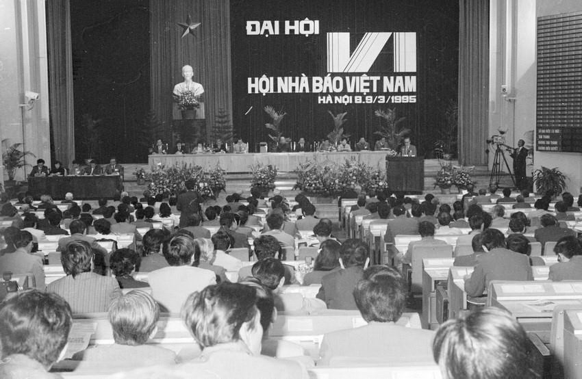 An overview of the opening ceremony of the 6th Congress of the Vietnam Journalists’ Association, held from March 8 to 9, 1995, in Hanoi (Photo: VNA)