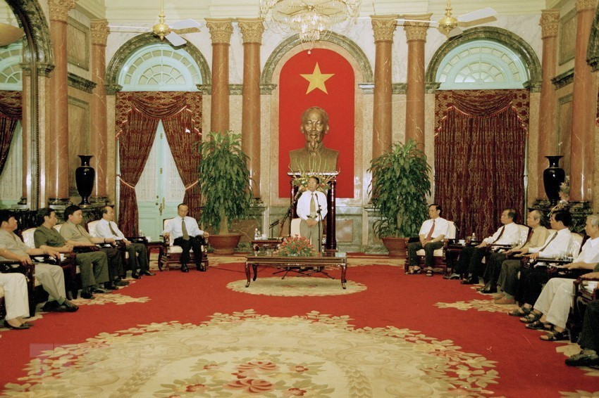President Tran Duc Luong delivers a speech at a meeting with leaders of the Culture-Ideology Committee, the Vietnam Journalists’ Association and mass media, on the occasion of the 80th anniversary of Vietnam Revolutionary Press, June 20, 2005, at the Presidential Palace (Photo:VNA)