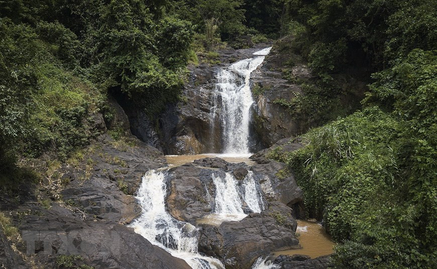 Tai Dai Waterfall - a natural waterfall combined with the surrounding natural mountain landscape (Photo: VNA)