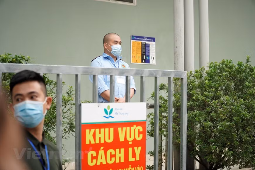 Security forces work in the area where the baby was brought to the car (Photo: Minh Hieu/Vietnam+)