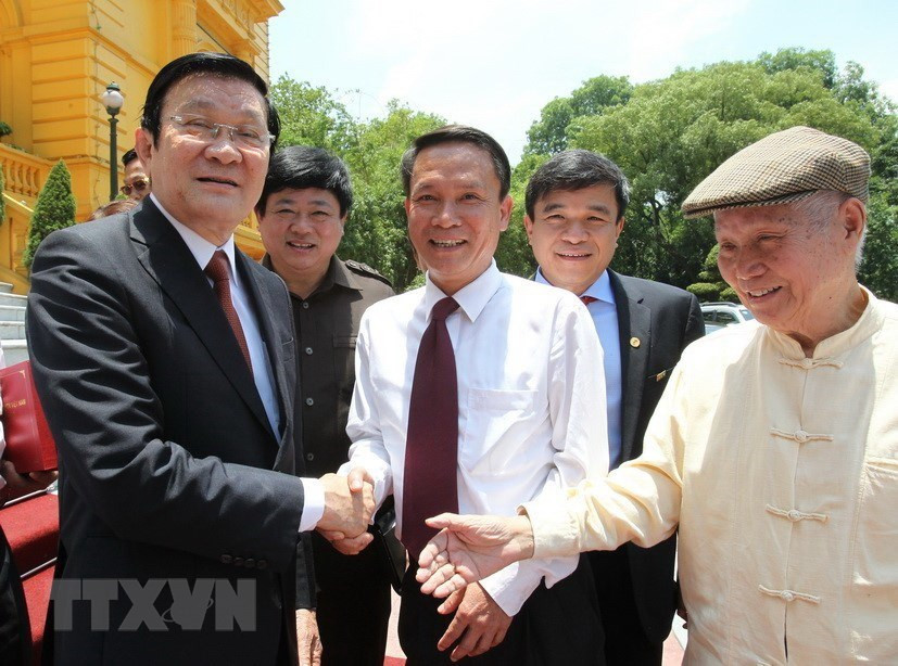 President Truong Tan Sang with representatives of Vietnam Journalists’ Association celebrate the 90th anniversary of the Vietnam Revolutionary Press Day (June 21), June 17, 2015 (Photo:VNA)