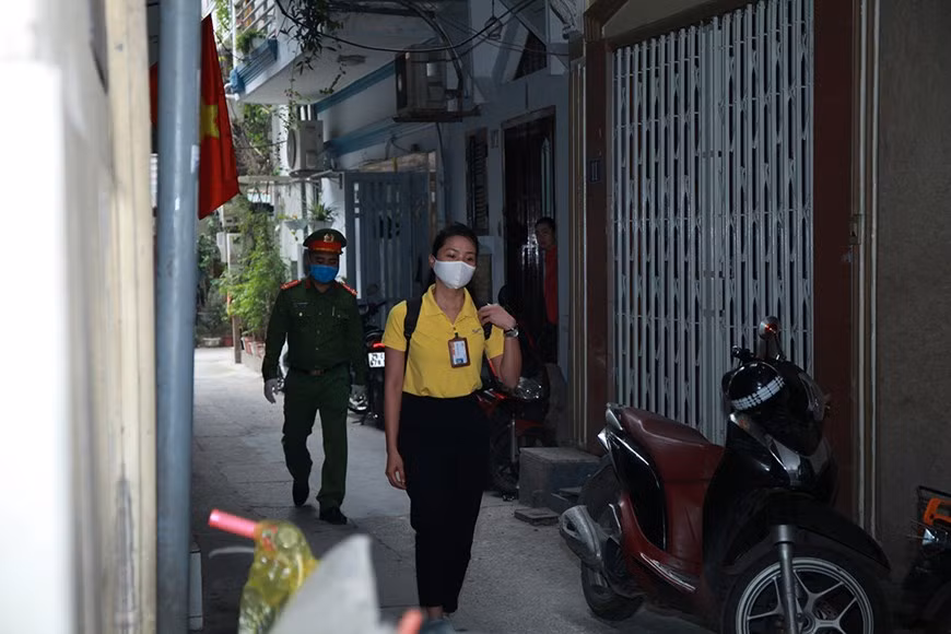 To prevent the spread of COVID-19 epidemic, from April 16, Hanoi started to carry out pension payment at home (Photo: Vietnam +)