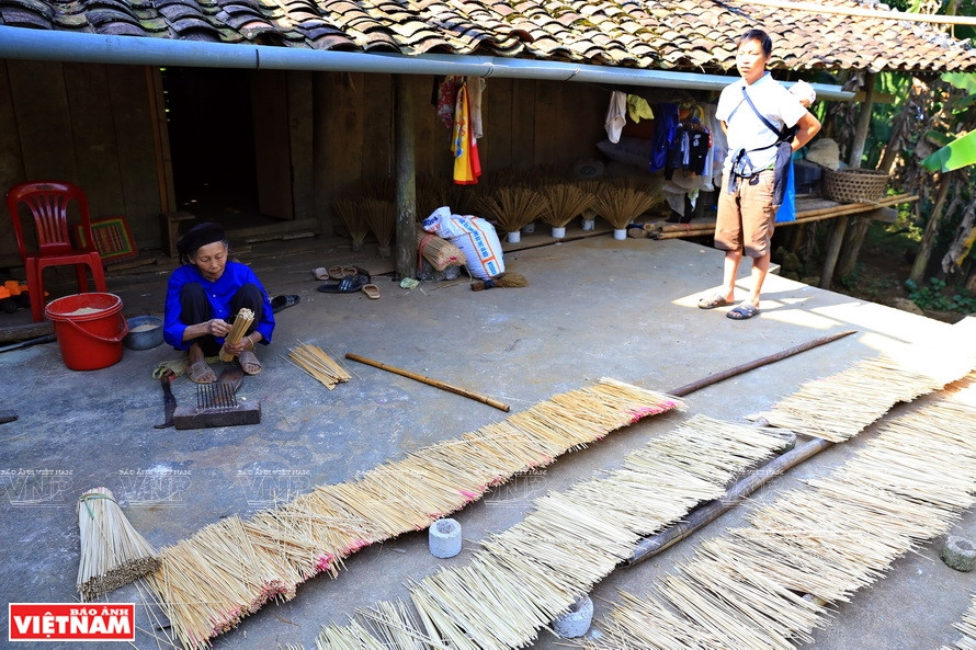 The sticks are dyed red on the bottom half and dried again, before being tied into bundles (Photo: VNP)