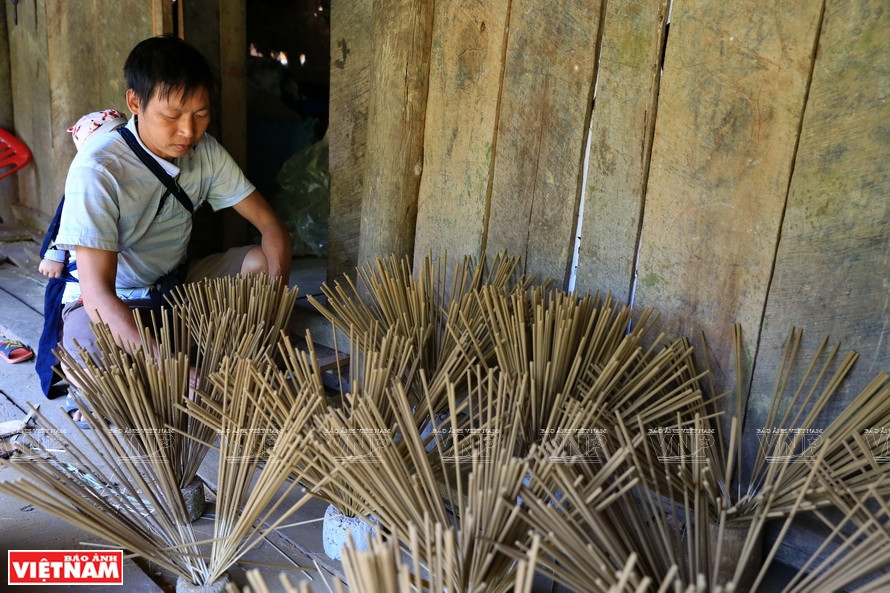 Drying the incense in the sun (Photo: VNP)