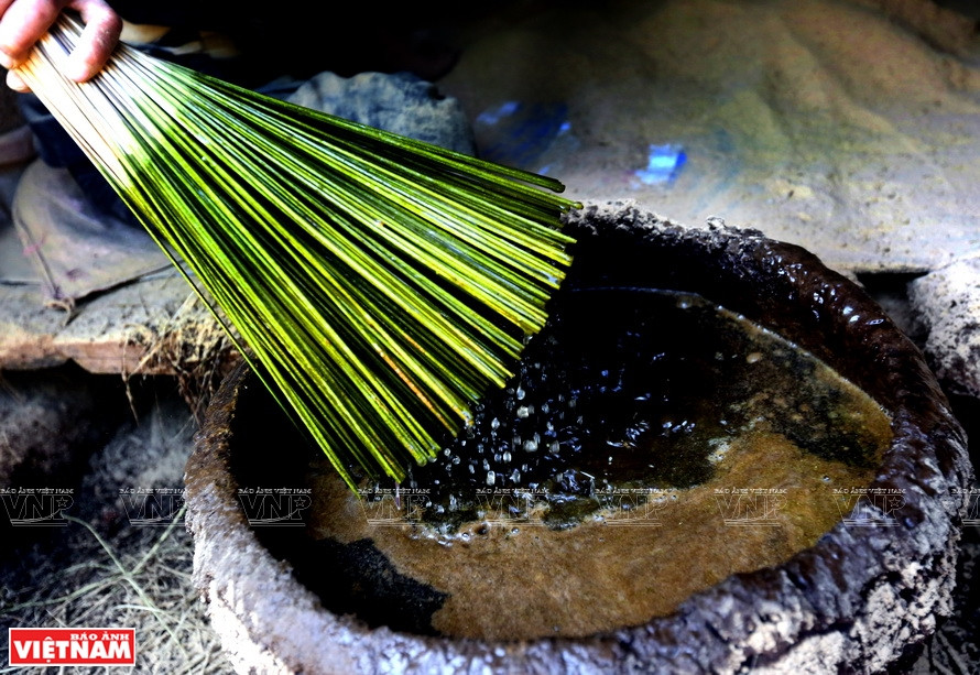 The sticks are soaked four times in a flour mixture of sawdust and agarwood powder to create beautiful incense sticks (Photo: VNP)