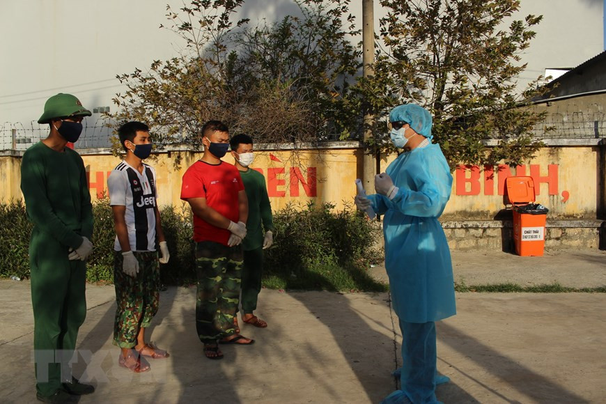 Military officers are carefully instructed on providing services for quarantined citizens travelling from Coronavirus-hit zones (Photo: VNA)