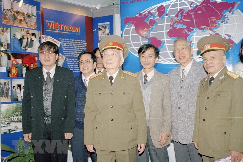 General Vo Nguyen Giap visits the booths displaying VNA publications at the Canh Thin Spring Press Festival, January 28, 2000 (Photo: VNA)