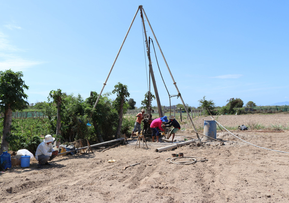 People in Nhon Hai commune, Ninh Hai district, Ninh Thuan province drill wells to find underground water in the dry season 2020 (Photo: VNA)