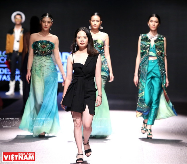 Designer Le Thi Hong Van debuted designs in the Terraces collection. (Photo: VNP/VNA)