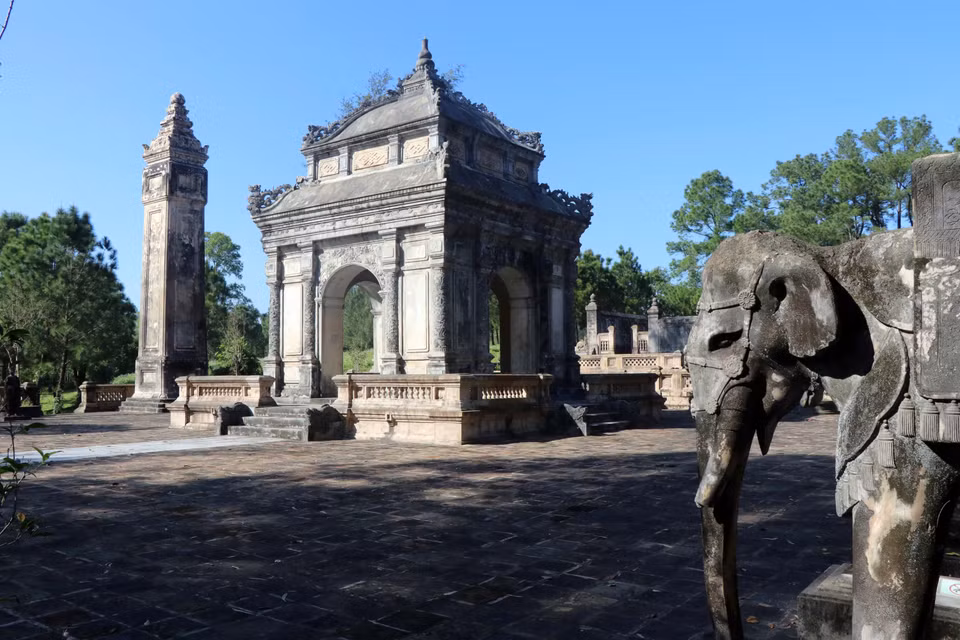 The tomb architecture, decoration and material reflect the "Europeanized" style. The memorial house is a variation of Roman-East Asian architecture. (Photo: VNA)