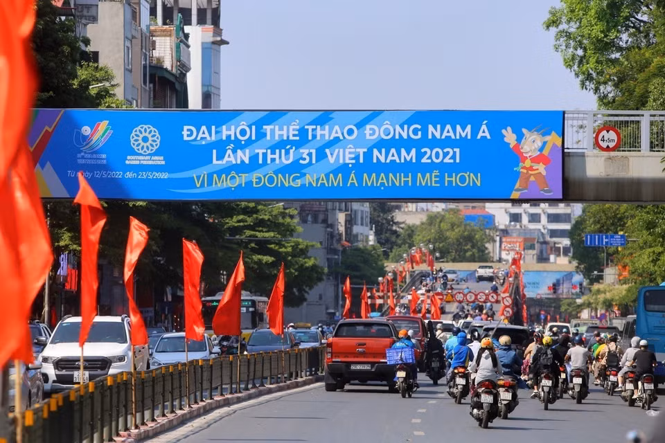 The street decoration and embellishment are the way that Hanoians show their hospitality and warmth to international friends. (Photo: VNA)