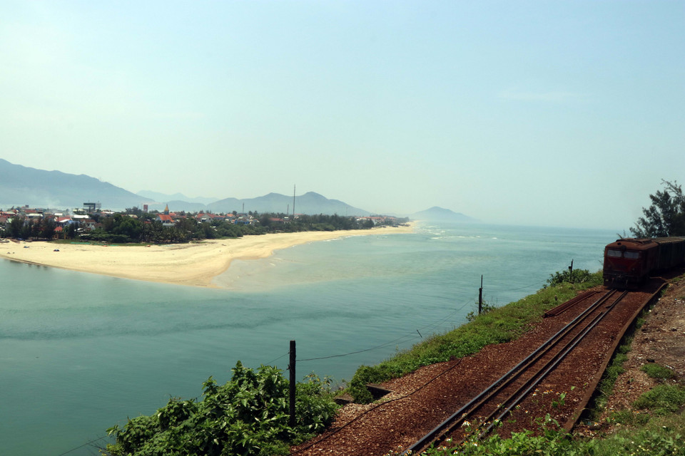 With over 10 km of white sand, the vast blue waters of the ocean and rainforests on the undulating mountains are not enough to describe Lang Co. Additional, a large mysterious Lap An Lagoon makes it more beautiful. (Photo: VNA)