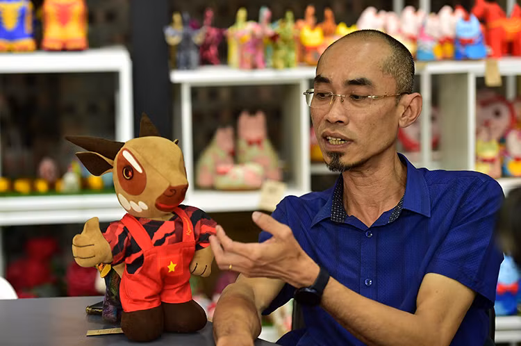 Pham Viet Hoai, Co-founder and Chairman of the Board of Directors of Kym Viet, is an energetic disabled person. (Photo: VNA)