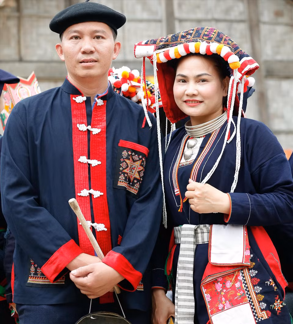 It is noteworthy that Dao quan chet people do not practise weaving and they have to buy fabric to make clothes. The art of fabric decoration has been preserved among the community, and girls have to learn these skills from their mothers, grandmothers, other family members and villagers at a fixed age. (Photo: VNP/VNA)