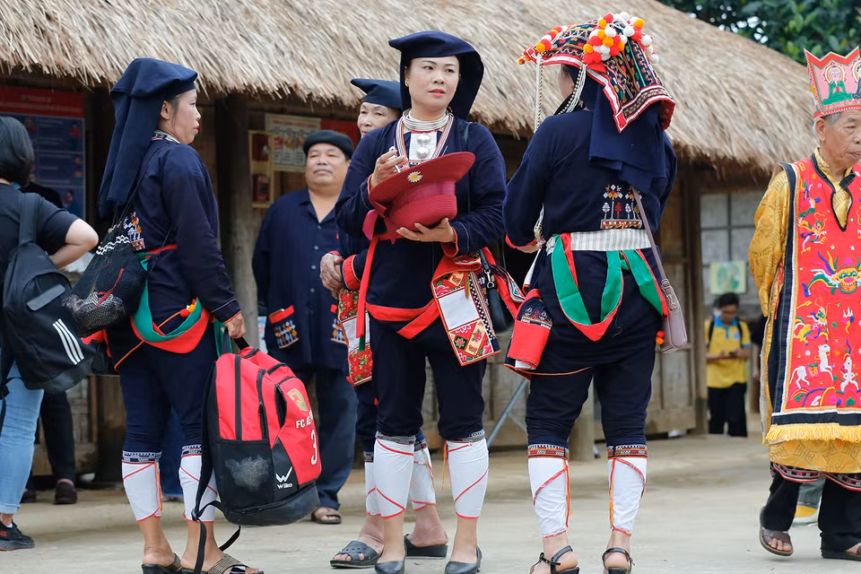 Of note, Dao quan chet women wrap their calves with xa cap (chay keo) made of white fabric clockwise. (Photo: VNP/VNA)