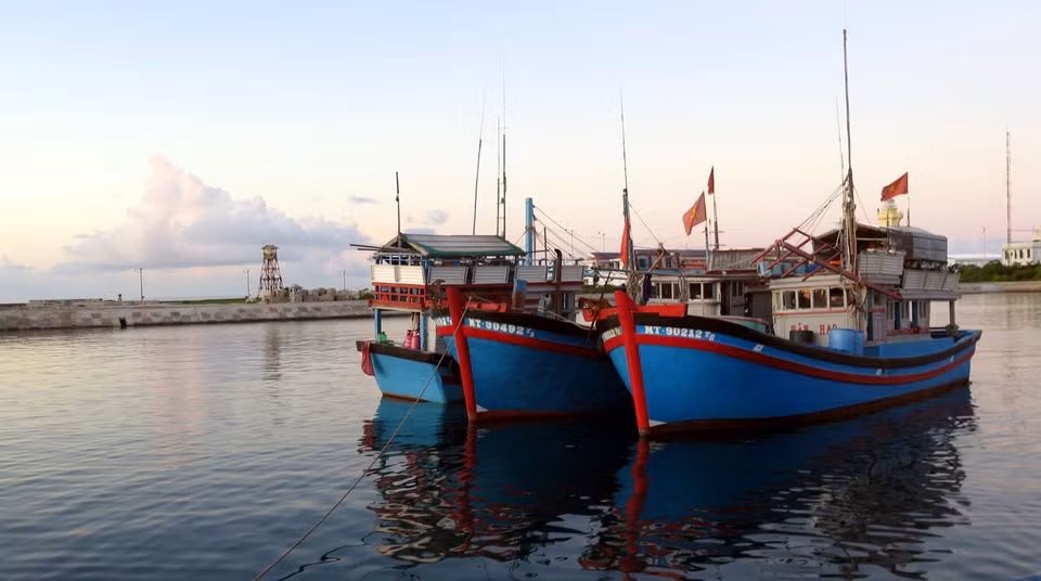 After 3 years of operations, the Truong Sa Island lock has welcomed more than 700 vessels seeking shelter or needing repairs. ( Photo: VNA)