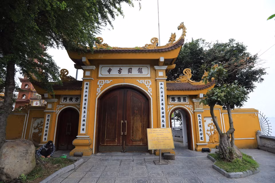 The gates of Tran Quoc Pagoda. (Photo: VNA)
