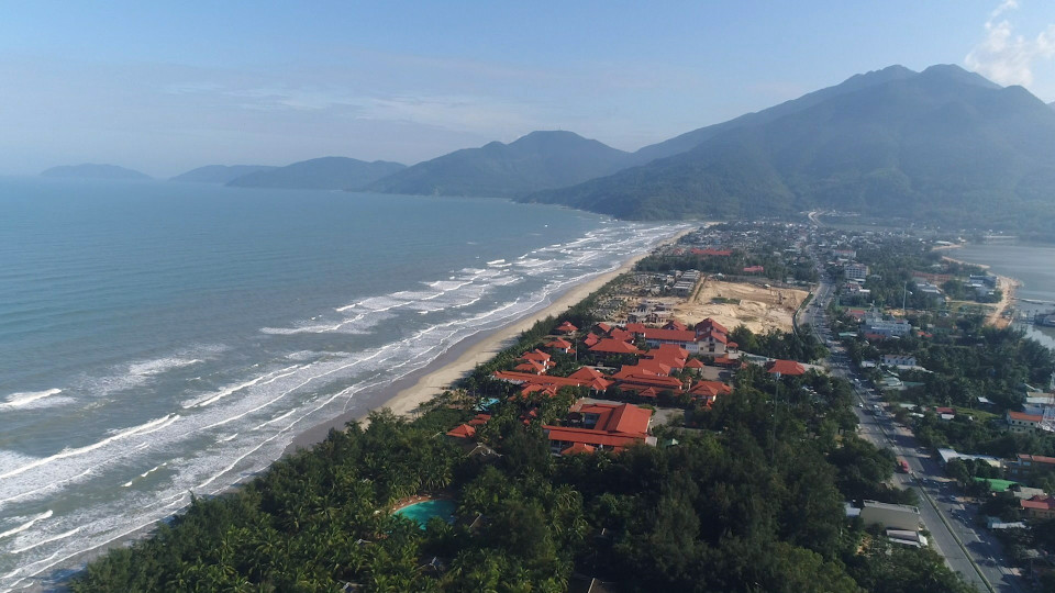 Located at the foot of the Hai Van Pass, Lang Co Bay is a town in Phu Loc district, Thua Thien-Hue province. It is completely embraced with one side of deep mountains, and one side of seas. (Photo: VNA)