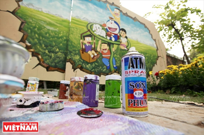 In early 2000s, Graffiti started it journey in Viet Nam not long after Rap Music arrived in 2002. It was around 2003 when a Hanoian graphic designer painted his first drawings on walls in Tinh Gia district, Thanh Hoa province. (Photo: VNP/VNA)
