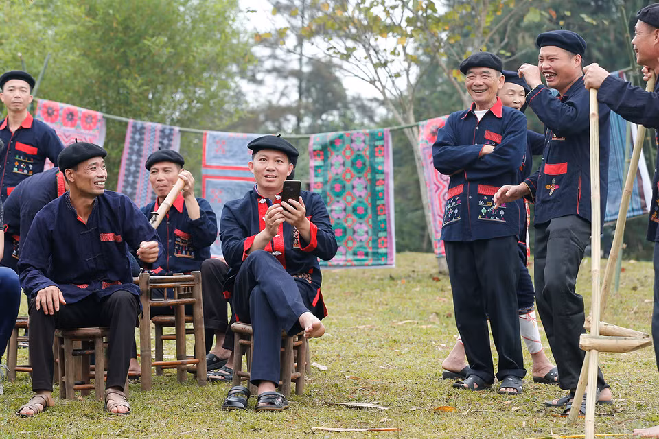 Unlike women, Dao men costume is simple, comprising shirts (chang lui), trousers (chang hau) and scarves (goong xong) of indigo or black colours. (Photo: VNP/VNA)