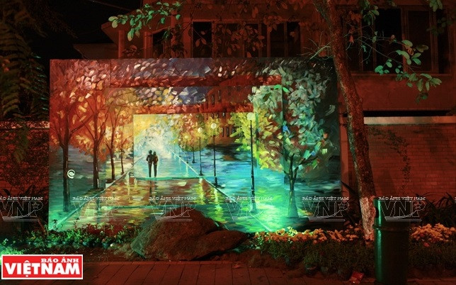 As in other countries, beginners feed their passion with nighttime excursions in search of empty streets, and pylons and bridges in the outskirts where they can try out their ideas undisturbed. In Vietnam, regulations on public interventions are somewhat vague. (Photo: VNP/VNA)