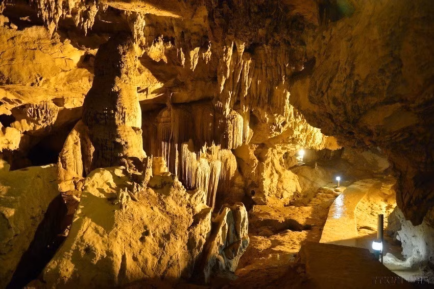 Stalactites and stalagmites form magical shapes in Nguom Ngao Cave. (Photo: VNA)