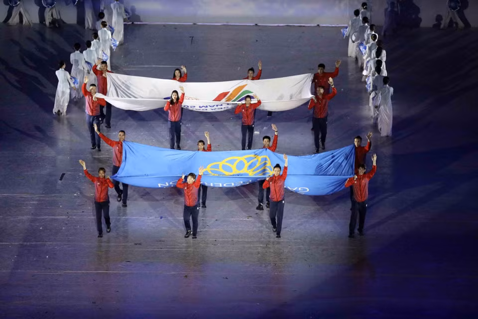 The flags of the Southeast Asian Games Federation and SEA Games 31 come into My Dinh National Stadium. (Photo: VNA)