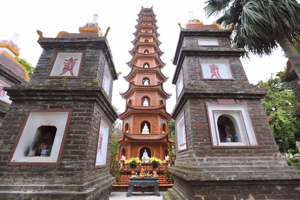 The Luc Do Dai Sen stupa is 11 floors high, with each floor having 6 arched doorways, and each door bearing a statue of Amitabha Buddha. (Photo: VNA)