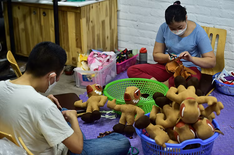 Kym Viet stuffed animals bearing the image of sao la is a commercial product with a selling price of 360,000 VND. (Photo: VNA)
