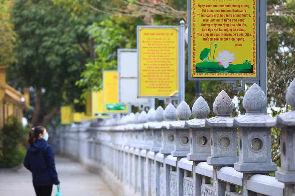 The path and columns leading to Tran Quoc Pagoda are made from stone and are elaborately carved. (Photo: VNA)