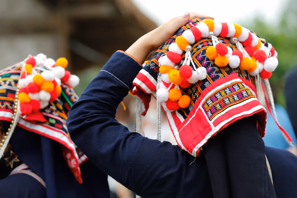 Apart from shirts and pants, Dao quan chet women also put on other accessories such as brassieres, headscarves, silver necklaces and belts. (Photo: VNP/VNA)