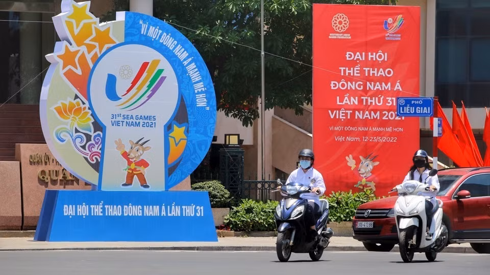 A large-sized poster in Lieu Giai street, Ba Dinh district. The V-shaped logo of SEA Games 31 on the poster was designed by Hoang Xuan Hieu, a lecturer from Thua Thien-Hue Province. (Photo: VNA)