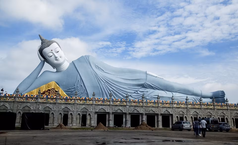 Ethnic Khmer pagoda Som Rong, famous for a giant reclining Buddha statue, looks even more magnificent when the sun goes down. (Photo: VNA)